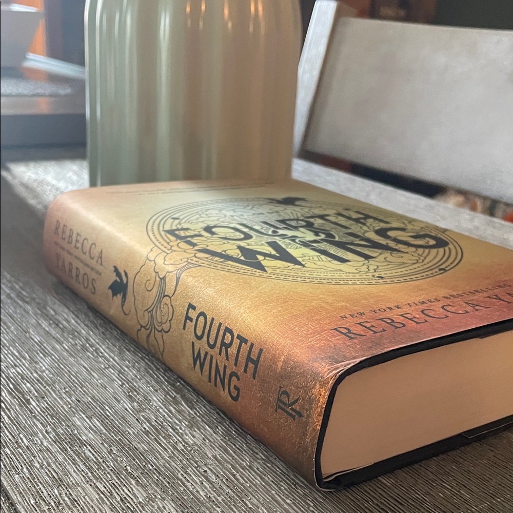 Fourth Wing - Rebecca Yaros - Picture 2 of 7